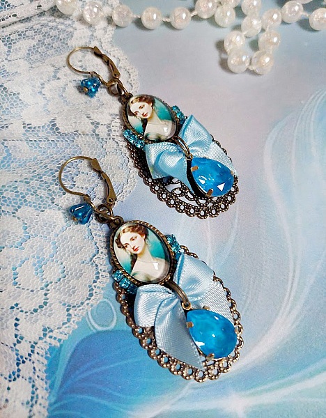 BO Aily cr&eacute;&eacute;es avec cabochons loupes, n&oelig;ud satin, strass, perles Cristal Swarovski, dormeuses laiton