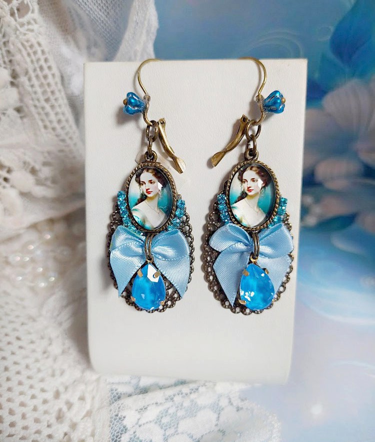 BO Aily cr&eacute;&eacute;es avec cabochons loupes, n&oelig;ud satin, strass, perles Cristal Swarovski, dormeuses laiton