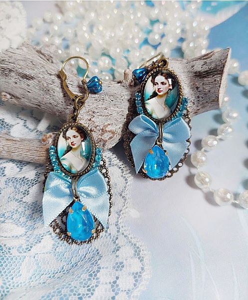 BO Aily cr&eacute;&eacute;es avec cabochons loupes, n&oelig;ud satin, strass, perles Cristal Swarovski, dormeuses laiton