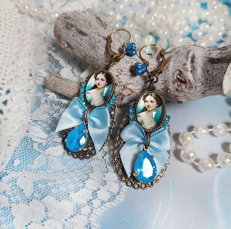 BO Aily cr&eacute;&eacute;es avec cabochons loupes, n&oelig;ud satin, strass, perles Cristal Swarovski, dormeuses laiton