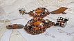 BO Amber Romance avec un cabochon en r&eacute;sine orn&eacute; de cristaux : navettes Topaz, Noir et Cristal avec rocailles. Le cuir compl&egrave;te les pendants avec des perles en Agate sur dormeuses. Un style Am&eacute;rindien