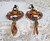 BO Amber Romance avec un cabochon en r&eacute;sine orn&eacute; de cristaux : navettes Topaz, Noir et Cristal avec rocailles. Le cuir compl&egrave;te les pendants avec des perles en Agate sur dormeuses. Un style Am&eacute;rindien