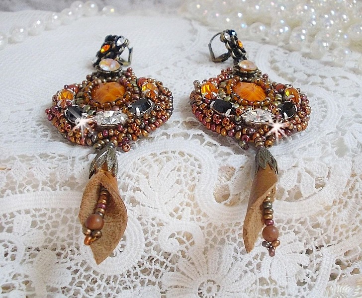 BO Amber Romance avec un cabochon en r&eacute;sine orn&eacute; de cristaux : navettes Topaz, Noir et Cristal avec rocailles. Le cuir compl&egrave;te les pendants avec des perles en Agate sur dormeuses. Un style Am&eacute;rindien