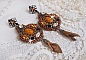 BO Amber Romance avec un cabochon en r&eacute;sine orn&eacute; de cristaux : navettes Topaz, Noir et Cristal avec rocailles. Le cuir compl&egrave;te les pendants avec des perles en Agate sur dormeuses. Un style Am&eacute;rindien