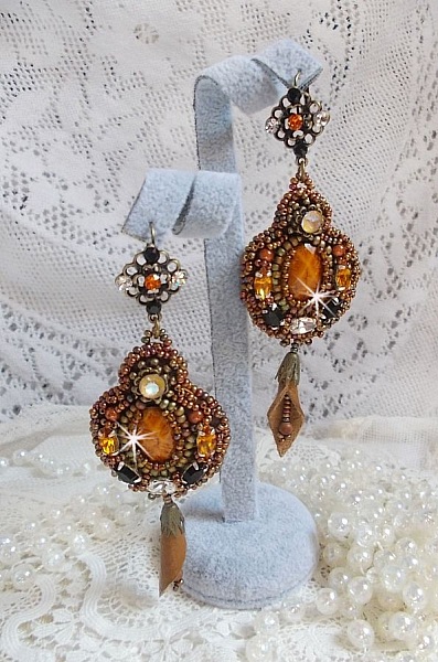 BO Amber Romance avec un cabochon en r&eacute;sine orn&eacute; de cristaux : navettes Topaz, Noir et Cristal avec rocailles. Le cuir compl&egrave;te les pendants avec des perles en Agate sur dormeuses. Un style Am&eacute;rindien