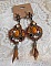 BO Amber Romance avec un cabochon en r&eacute;sine orn&eacute; de cristaux : navettes Topaz, Noir et Cristal avec rocailles. Le cuir compl&egrave;te les pendants avec des perles en Agate sur dormeuses. Un style Am&eacute;rindien