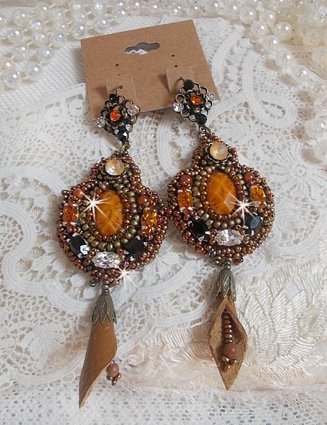 BO Amber Romance avec un cabochon en r&eacute;sine orn&eacute; de cristaux : navettes Topaz, Noir et Cristal avec rocailles. Le cuir compl&egrave;te les pendants avec des perles en Agate sur dormeuses. Un style Am&eacute;rindien