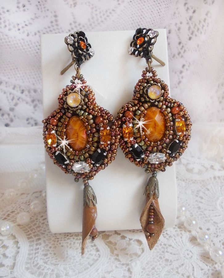 BO Amber Romance avec un cabochon en r&eacute;sine orn&eacute; de cristaux : navettes Topaz, Noir et Cristal avec rocailles. Le cuir compl&egrave;te les pendants avec des perles en Agate sur dormeuses. Un style Am&eacute;rindien