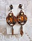 BO Amber Romance avec un cabochon en r&eacute;sine orn&eacute; de cristaux : navettes Topaz, Noir et Cristal avec rocailles. Le cuir compl&egrave;te les pendants avec des perles en Agate sur dormeuses. Un style Am&eacute;rindien