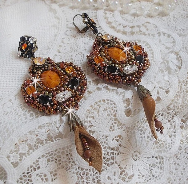 BO Amber Romance avec un cabochon en r&eacute;sine orn&eacute; de cristaux : navettes Topaz, Noir et Cristal avec rocailles. Le cuir compl&egrave;te les pendants avec des perles en Agate sur dormeuses. Un style Am&eacute;rindien