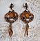 BO Amber Romance avec un cabochon en r&eacute;sine orn&eacute; de cristaux : navettes Topaz, Noir et Cristal avec rocailles. Le cuir compl&egrave;te les pendants avec des perles en Agate sur dormeuses. Un style Am&eacute;rindien