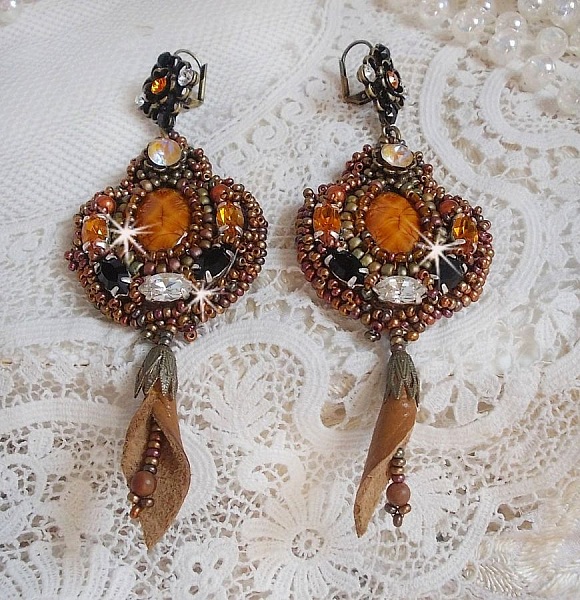 BO Amber Romance avec un cabochon en r&eacute;sine orn&eacute; de cristaux : navettes Topaz, Noir et Cristal avec rocailles. Le cuir compl&egrave;te les pendants avec des perles en Agate sur dormeuses. Un style Am&eacute;rindien
