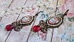 BO Petit Ange avec des cabochons d&rsquo;anges orn&eacute;s d&rsquo;une cha&icirc;ne strass Cristal, breloques, gouttes facett&eacute;es en verre de couleur Siam. Mont&eacute;s sur des pendentifs et des dormeuses en Laiton