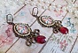 BO Petit Ange avec des cabochons d&rsquo;anges orn&eacute;s d&rsquo;une cha&icirc;ne strass Cristal, breloques, gouttes facett&eacute;es en verre de couleur Siam. Mont&eacute;s sur des pendentifs et des dormeuses en Laiton