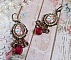 BO Petit Ange avec des cabochons d&rsquo;anges orn&eacute;s d&rsquo;une cha&icirc;ne strass Cristal, breloques, gouttes facett&eacute;es en verre de couleur Siam. Mont&eacute;s sur des pendentifs et des dormeuses en Laiton