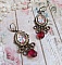 BO Petit Ange avec des cabochons d&rsquo;anges orn&eacute;s d&rsquo;une cha&icirc;ne strass Cristal, breloques, gouttes facett&eacute;es en verre de couleur Siam. Mont&eacute;s sur des pendentifs et des dormeuses en Laiton