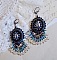 BO Angelot brod&eacute;es avec des cabochons ovales en r&eacute;sine Noire, perles rondes nacr&eacute;es Cristal et toupies. S&rsquo;ajoute des facettes et rocailles. Le tout est mont&eacute; sur des dormeuses Lys en Laiton