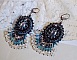BO Angelot brod&eacute;es avec des cabochons ovales en r&eacute;sine Noire, perles rondes nacr&eacute;es Cristal et toupies. S&rsquo;ajoute des facettes et rocailles. Le tout est mont&eacute; sur des dormeuses Lys en Laiton