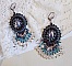 BO Angelot brod&eacute;es avec des cabochons ovales en r&eacute;sine Noire, perles rondes nacr&eacute;es Cristal et toupies. S&rsquo;ajoute des facettes et rocailles. Le tout est mont&eacute; sur des dormeuses Lys en Laiton