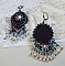 BO Angelot brod&eacute;es avec des cabochons ovales en r&eacute;sine Noire, perles rondes nacr&eacute;es Cristal et toupies. S&rsquo;ajoute des facettes et rocailles. Le tout est mont&eacute; sur des dormeuses Lys en Laiton