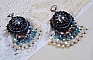 BO Angelot brod&eacute;es avec des cabochons ovales en r&eacute;sine Noire, perles rondes nacr&eacute;es Cristal et toupies. S&rsquo;ajoute des facettes et rocailles. Le tout est mont&eacute; sur des dormeuses Lys en Laiton