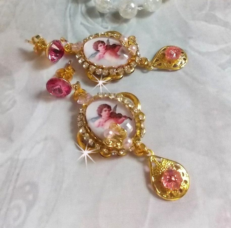 BO Anges Musiciens avec cabochons ovales en verre, strass, cristaux et estampes Dor&eacute;es