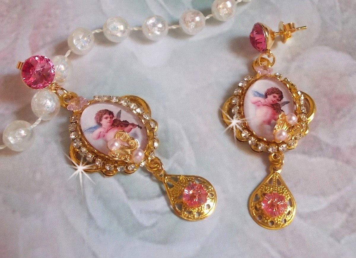 BO Anges Musiciens avec cabochons ovales en verre, strass, cristaux et estampes Dor&eacute;es