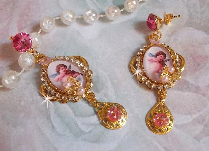 BO Anges Musiciens avec cabochons ovales en verre, strass, cristaux et estampes Dor&eacute;es