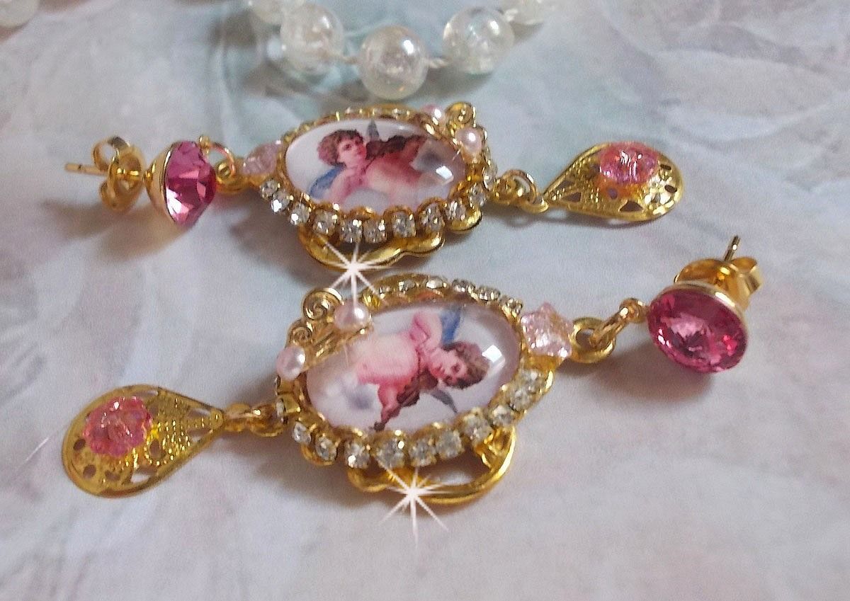BO Anges Musiciens avec cabochons ovales en verre, strass, cristaux et estampes Dor&eacute;es
