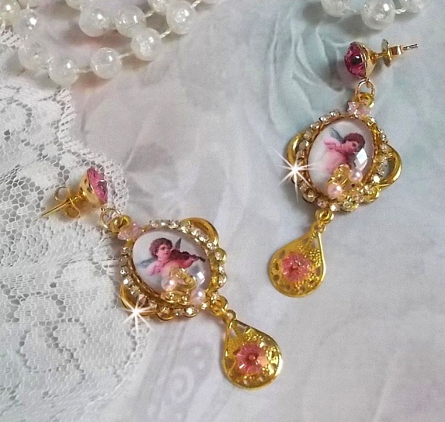 BO Anges Musiciens avec cabochons ovales en verre, strass, cristaux et estampes Dor&eacute;es