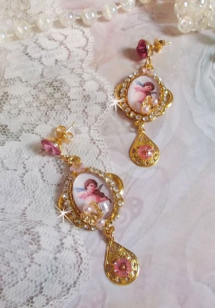 BO Anges Musiciens avec cabochons ovales en verre, strass, cristaux et estampes Dor&eacute;es