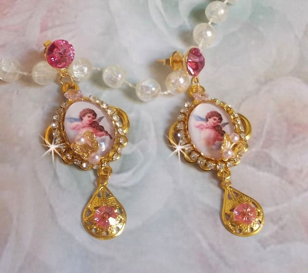 BO Anges Musiciens avec cabochons ovales en verre, strass, cristaux et estampes Dor&eacute;es