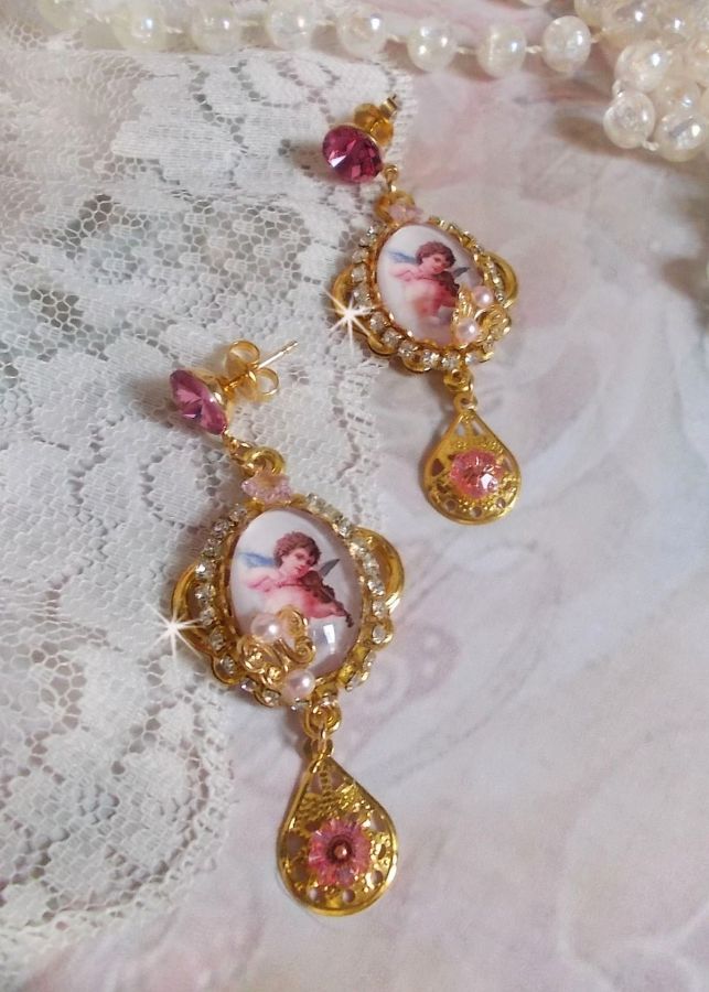 BO Anges Musiciens avec cabochons ovales en verre, strass, cristaux et estampes Dor&eacute;es