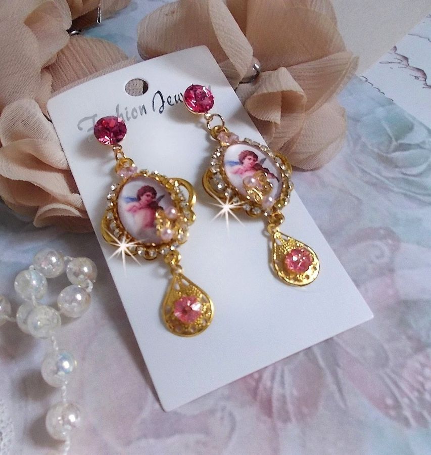 BO Anges Musiciens avec cabochons ovales en verre, strass, cristaux et estampes Dor&eacute;es