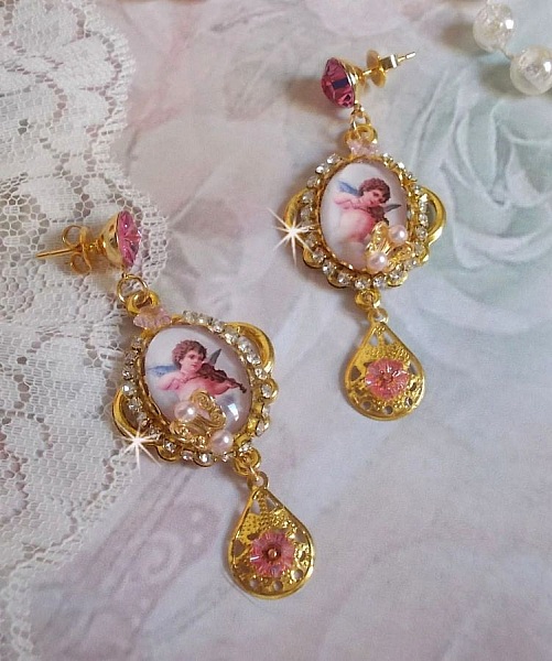 BO Anges Musiciens avec cabochons ovales en verre, strass, cristaux et estampes Dor&eacute;es