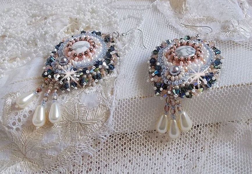BO Ang&eacute;lique Marquise des Anges brod&eacute;es avec pierres de gemme : Howlite, cristaux : toupies, perles rondes nacr&eacute;es, poires, facettes en Verre de Boh&egrave;me et rocailles sur des crochets Argent 925/1000