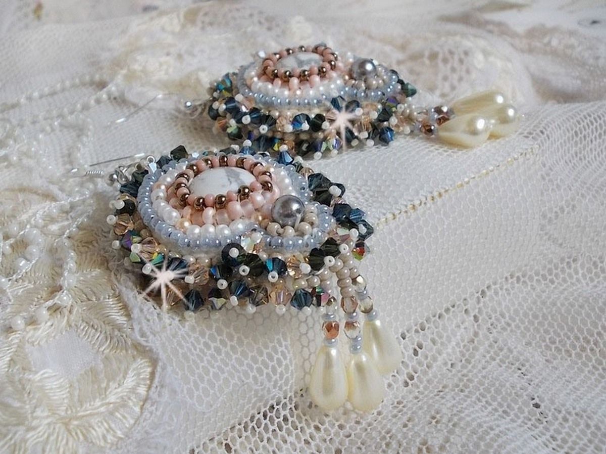 BO Ang&eacute;lique Marquise des Anges brod&eacute;es avec pierres de gemme : Howlite, cristaux : toupies, perles rondes nacr&eacute;es, poires, facettes en Verre de Boh&egrave;me et rocailles sur des crochets Argent 925/1000