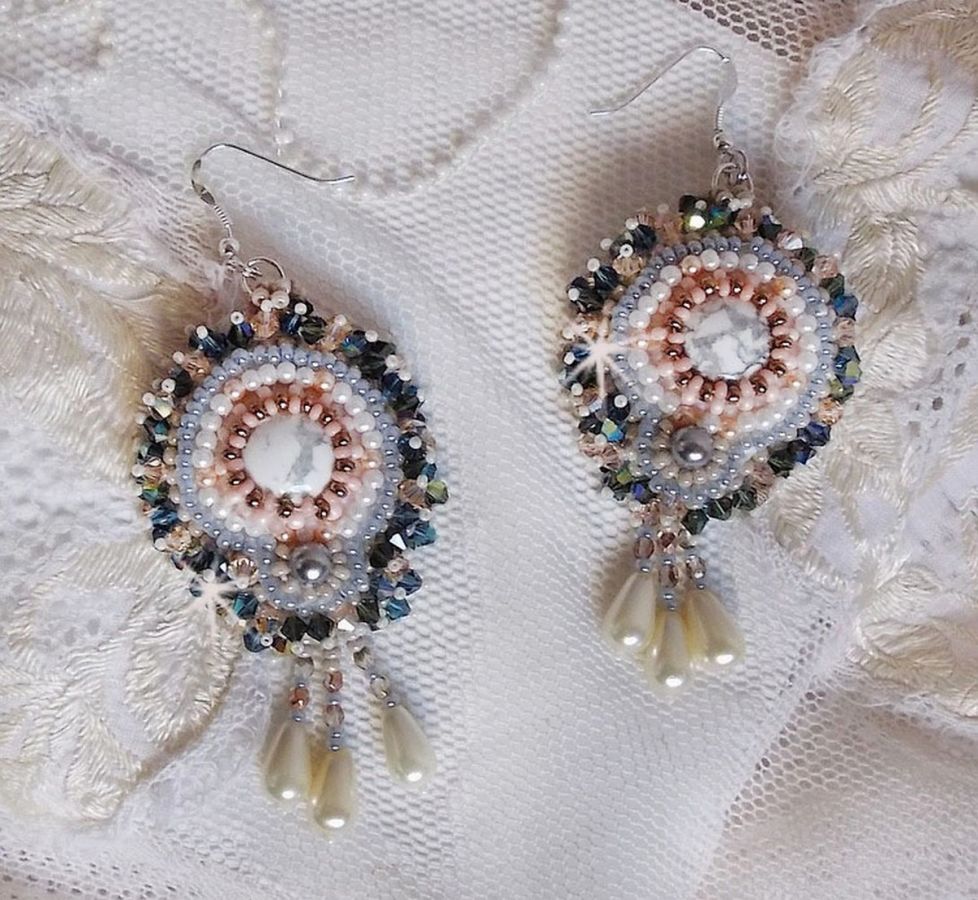 BO Ang&eacute;lique Marquise des Anges brod&eacute;es avec pierres de gemme : Howlite, cristaux : toupies, perles rondes nacr&eacute;es, poires, facettes en Verre de Boh&egrave;me et rocailles sur des crochets Argent 925/1000