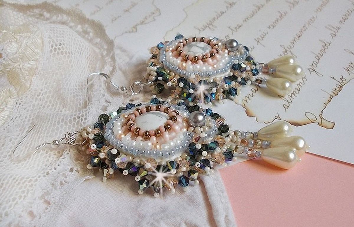BO Ang&eacute;lique Marquise des Anges brod&eacute;es avec pierres de gemme : Howlite, cristaux : toupies, perles rondes nacr&eacute;es, poires, facettes en Verre de Boh&egrave;me et rocailles sur des crochets Argent 925/1000