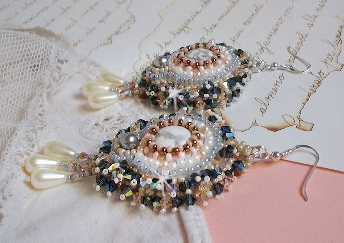 BO Ang&eacute;lique Marquise des Anges brod&eacute;es avec pierres de gemme : Howlite, cristaux : toupies, perles rondes nacr&eacute;es, poires, facettes en Verre de Boh&egrave;me et rocailles sur des crochets Argent 925/1000