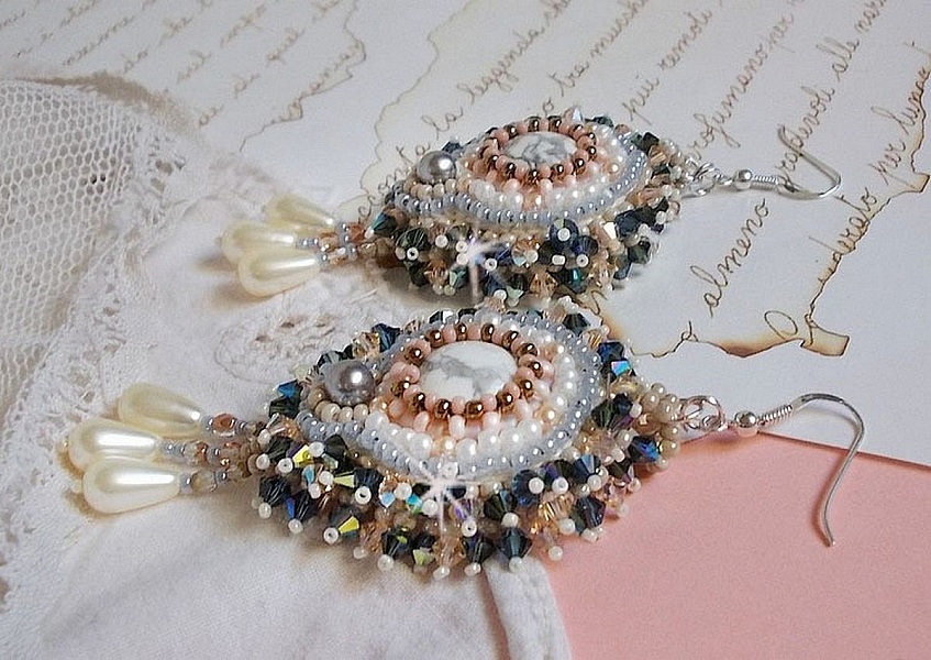BO Ang&eacute;lique Marquise des Anges brod&eacute;es avec pierres de gemme : Howlite, cristaux : toupies, perles rondes nacr&eacute;es, poires, facettes en Verre de Boh&egrave;me et rocailles sur des crochets Argent 925/1000