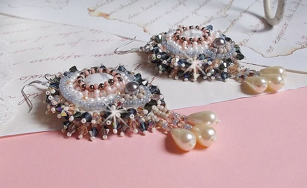 BO Ang&eacute;lique Marquise des Anges brod&eacute;es avec pierres de gemme : Howlite, cristaux : toupies, perles rondes nacr&eacute;es, poires, facettes en Verre de Boh&egrave;me et rocailles sur des crochets Argent 925/1000