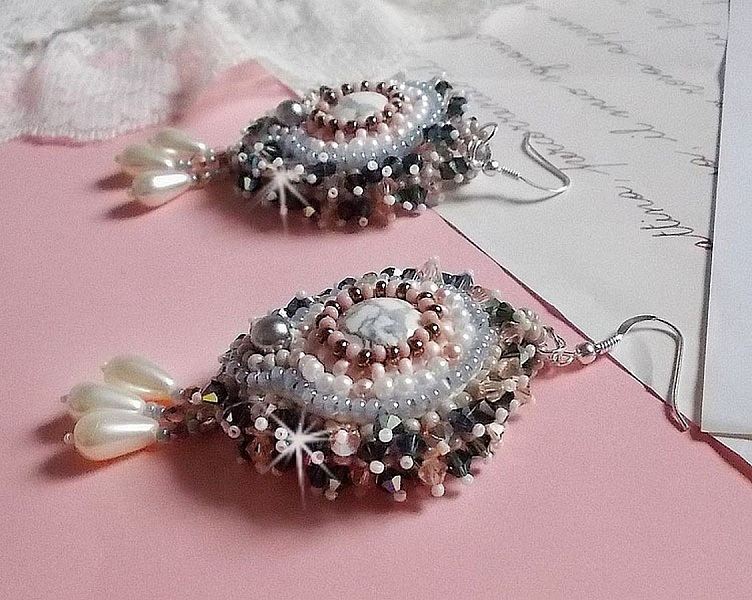 BO Ang&eacute;lique Marquise des Anges brod&eacute;es avec pierres de gemme : Howlite, cristaux : toupies, perles rondes nacr&eacute;es, poires, facettes en Verre de Boh&egrave;me et rocailles sur des crochets Argent 925/1000