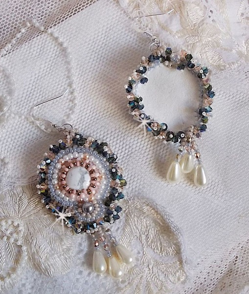 BO Ang&eacute;lique Marquise des Anges brod&eacute;es avec pierres de gemme : Howlite, cristaux : toupies, perles rondes nacr&eacute;es, poires, facettes en Verre de Boh&egrave;me et rocailles sur des crochets Argent 925/1000