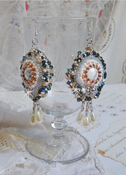 BO Ang&eacute;lique Marquise des Anges brod&eacute;es avec pierres de gemme : Howlite, cristaux : toupies, perles rondes nacr&eacute;es, poires, facettes en Verre de Boh&egrave;me et rocailles sur des crochets Argent 925/1000
