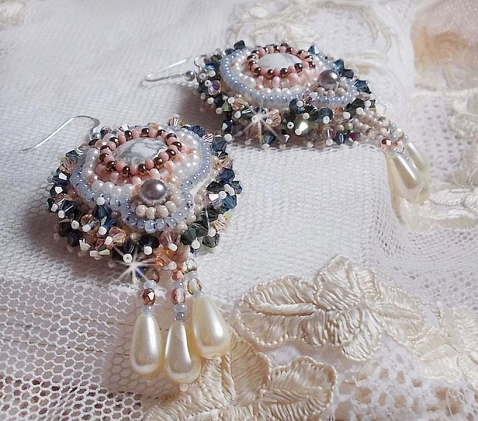 BO Ang&eacute;lique Marquise des Anges brod&eacute;es avec pierres de gemme : Howlite, cristaux : toupies, perles rondes nacr&eacute;es, poires, facettes en Verre de Boh&egrave;me et rocailles sur des crochets Argent 925/1000