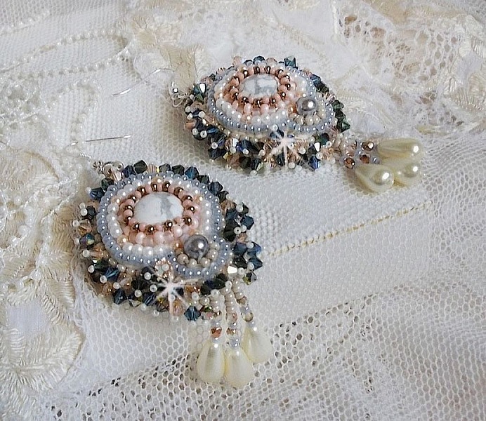BO Ang&eacute;lique Marquise des Anges brod&eacute;es avec pierres de gemme : Howlite, cristaux : toupies, perles rondes nacr&eacute;es, poires, facettes en Verre de Boh&egrave;me et rocailles sur des crochets Argent 925/1000
