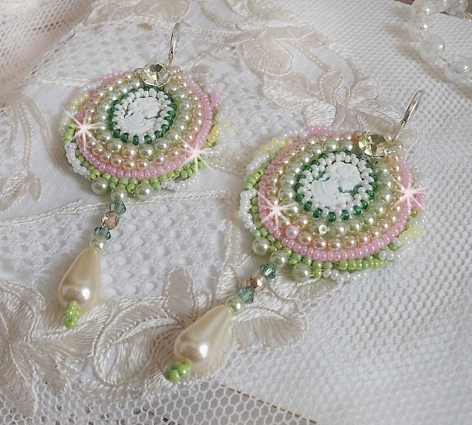 BO Anisse brod&eacute;es avec cabochons en r&eacute;sine repr&eacute;sentant un portrait de femme et des roses. S&rsquo;ajoute des cristaux, gouttes, perles et rocailles. Mont&eacute;s sur dormeuses Argent 925/1000. Style Victorien !