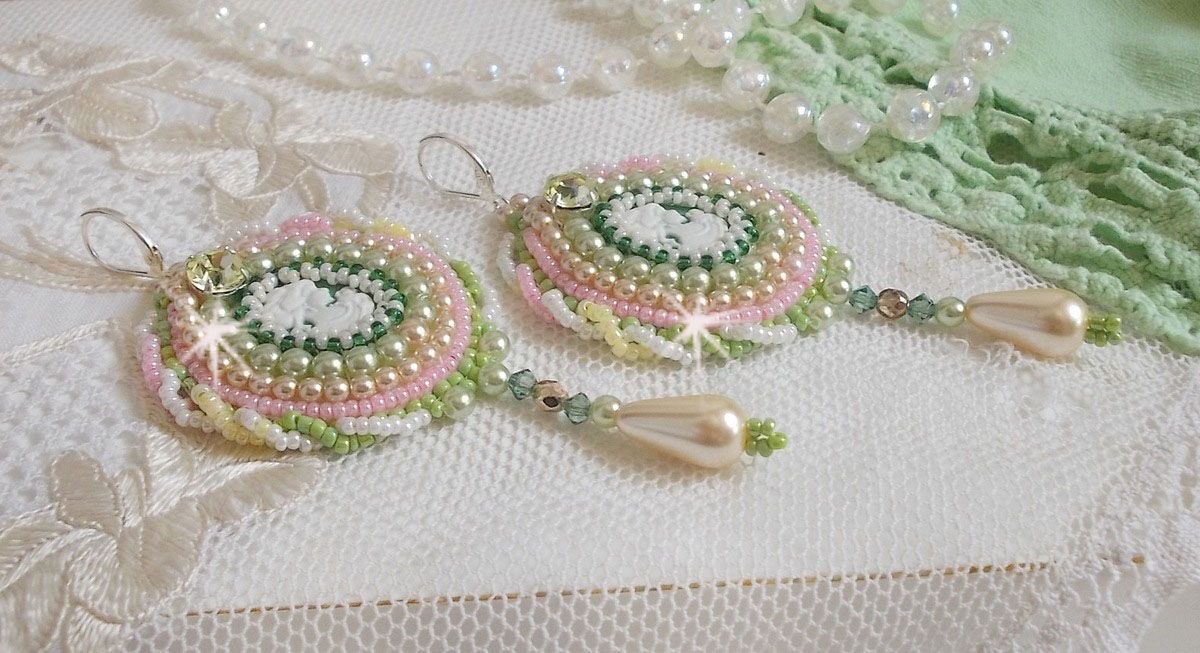 BO Anisse brod&eacute;es avec cabochons en r&eacute;sine repr&eacute;sentant un portrait de femme et des roses. S&rsquo;ajoute des cristaux, gouttes, perles et rocailles. Mont&eacute;s sur dormeuses Argent 925/1000. Style Victorien !