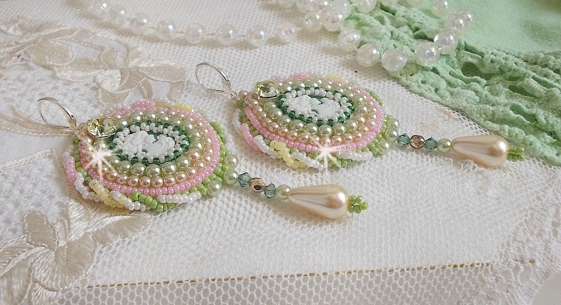 BO Anisse brod&eacute;es avec cabochons en r&eacute;sine repr&eacute;sentant un portrait de femme et des roses. S&rsquo;ajoute des cristaux, gouttes, perles et rocailles. Mont&eacute;s sur dormeuses Argent 925/1000. Style Victorien !